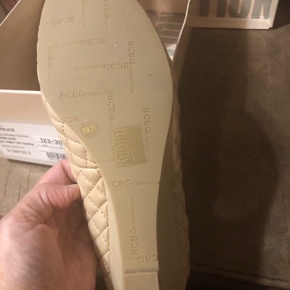 New in Box - 9.5 BCBG warm beige low heel wedge - Picture 5 of 5